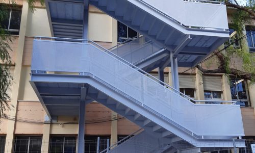 Ejecución de escalera metálica de emergencia del Edificio del Centro Sociocultural del Barrio de la Luz. Xirivella (VALENCIA)